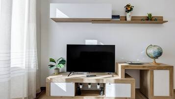 Apartment, 1 Queen-Bett und Schlafsofa, Küche, Blick auf den Innenhof | Wohnbereich