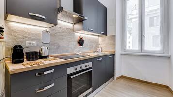 Apartment, 1 Queen-Bett und Schlafsofa, Küche, Blick auf den Innenhof | Eigene Küche