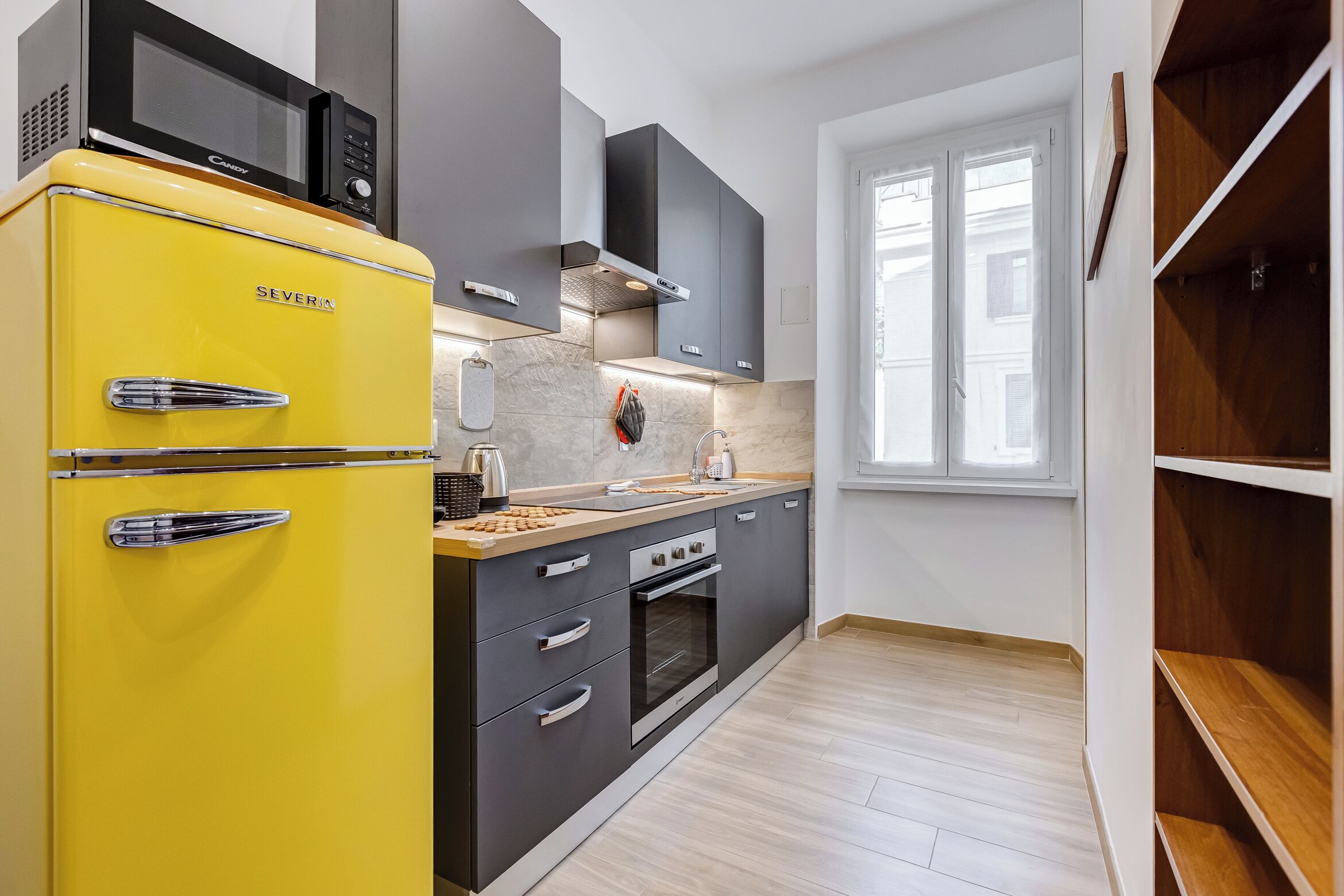 Apartment, 1 Queen Bed with Sofa bed, Kitchen, Courtyard View | Private kitchen | Full-size fridge, microwave, oven, stovetop