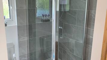 Douche, séchoir à cheveux, serviettes fournies, savon