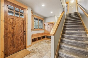 Interior - Ballymccall - Downtown Greystone by lake with air conditioning (McCall)