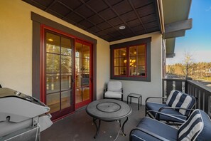 Terrace/patio - Ballymccall - Downtown Greystone by lake with air conditioning (McCall)