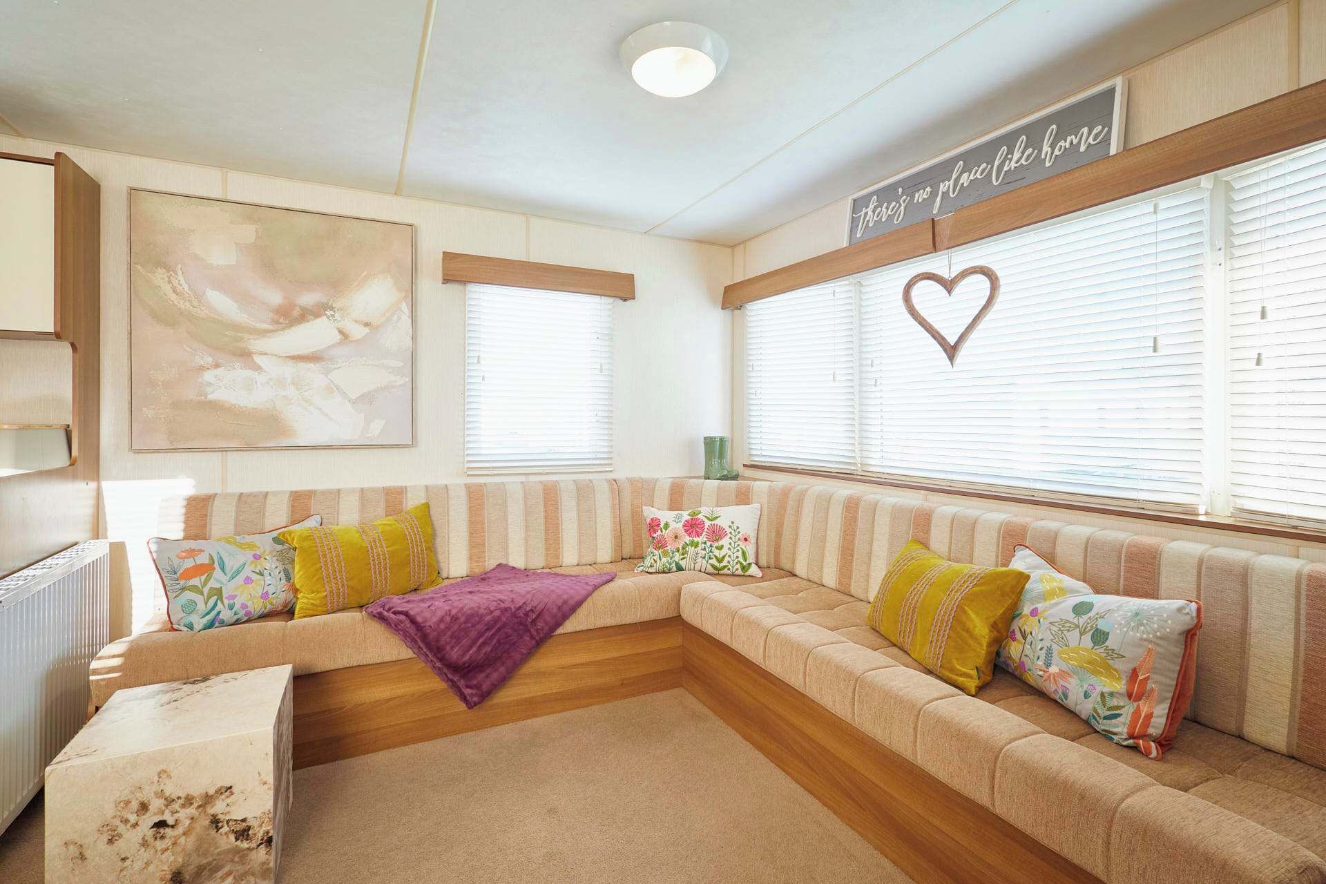 Una televisión, una chimenea, una oficina