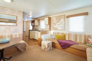 Televisio, takka, työhuone