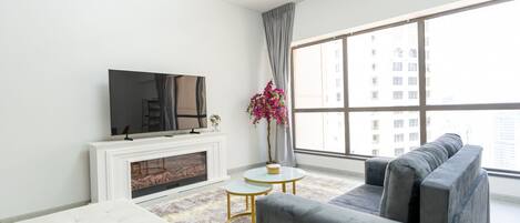 Appartement luxueux, balcon, vue sur la mer | Aire de séjour | Téléviseur connecté de 65 po avec télévision numérique, Netflix