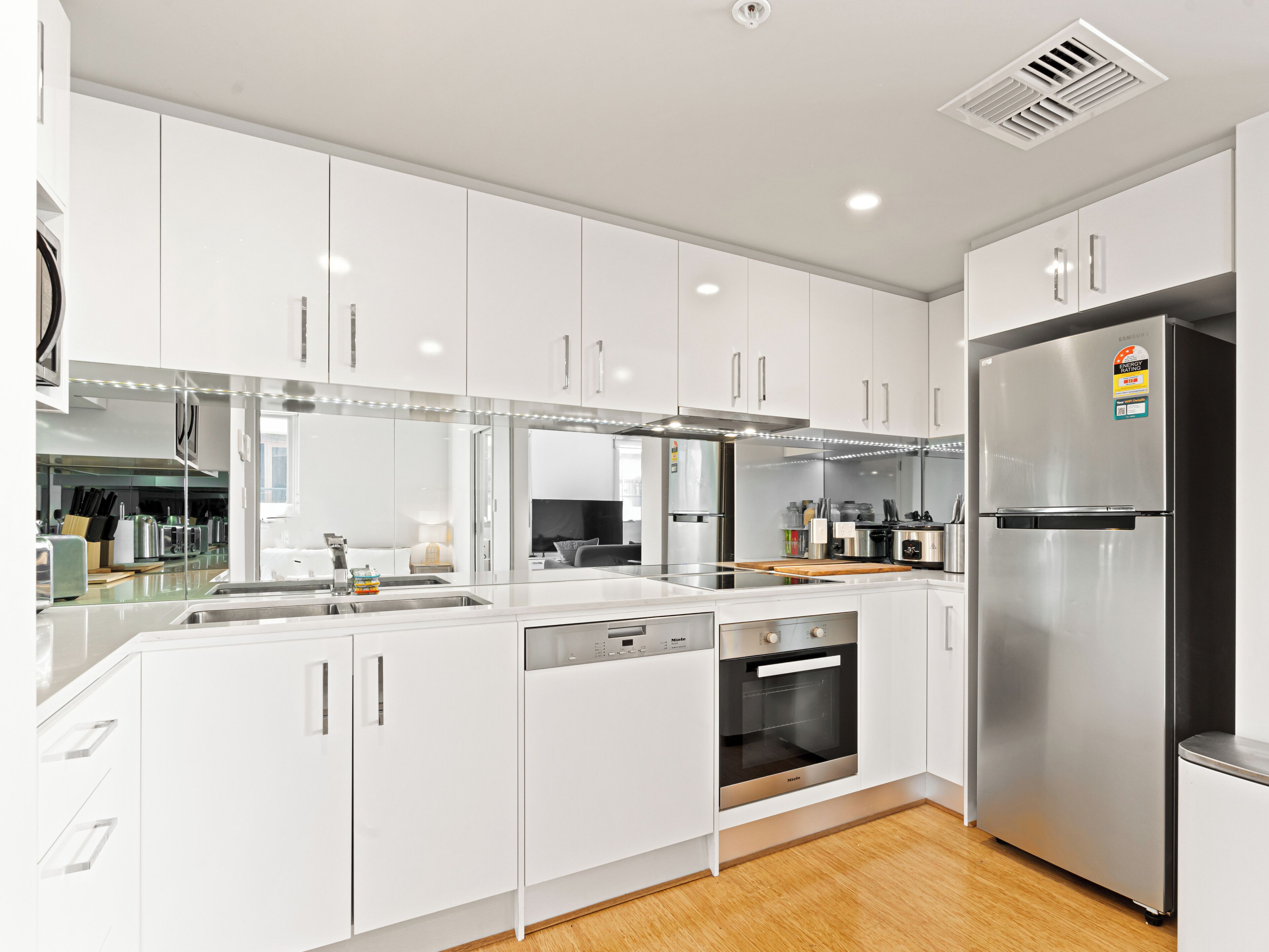 Kjøleskap, mikrobølgeovn, ovn og kokeplater