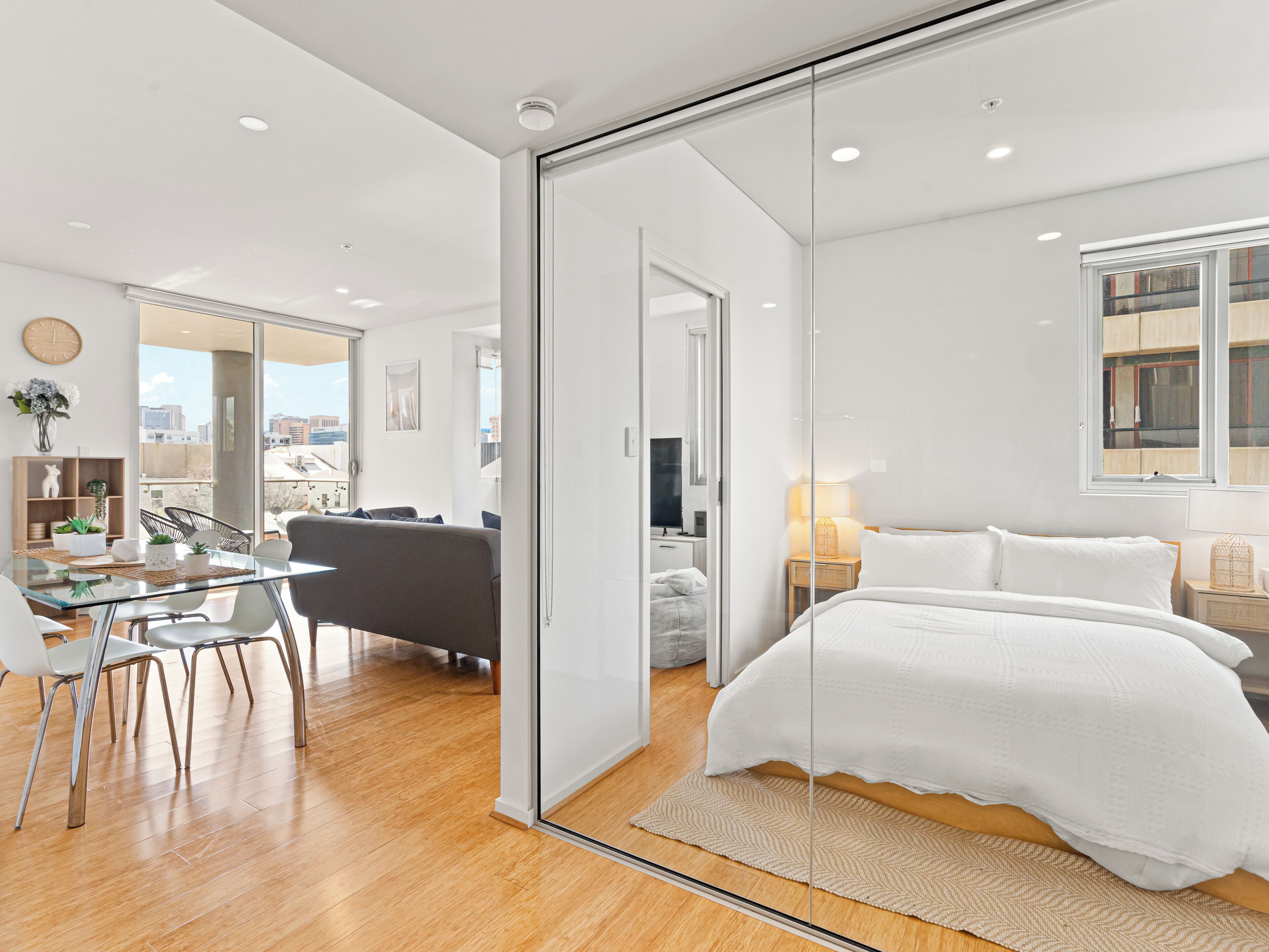 Tabla de planchar con plancha, wifi y ropa de cama 