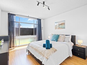Iron/ironing board, WiFi, bed sheets - Bayside Bliss – Cosy 2BR Apartment by the Beach. (West Beach)