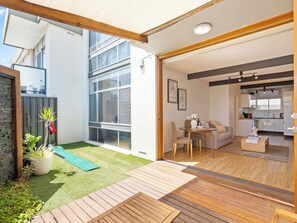 Outdoor dining - Bayside Bliss – Cosy 2BR Apartment by the Beach. (West Beach)