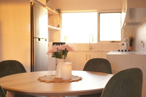 Tranquil Parkside Apartment in Glenelg North