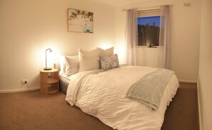 Silitysrauta/-lauta, Wi-Fi, vuodevaatteet