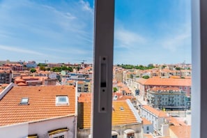 Interior - Downtown Castle and River View Apartment (Lisboa)