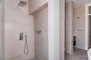 Shower, hair dryer, towels, toilet paper - Downtown Castle and River View Apartment (Lisboa)