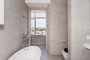 Douche, sèche-cheveux, serviettes fournies, papier toilette