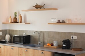 Fridge, microwave, electric kettle - Santorini - Villa - Sleeps 2 - Pool - Parking (Santorini)