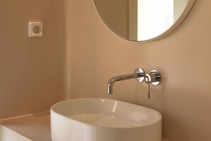 Shower, towels - Santorini - Villa - Sleeps 2 - Pool - Parking (Santorini)