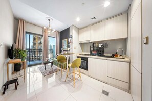 Fridge, microwave, oven, stovetop - Free housekeeping visits during your stay - StayShort - 1 Bed in Zada Tower sleeps 3 with Balcony (Business Bay)