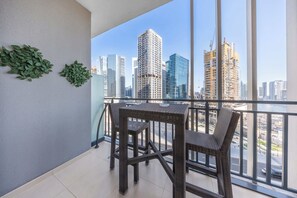 Outdoor dining - Free housekeeping visits during your stay - StayShort - 1 Bed in Zada Tower sleeps 3 with Balcony (Business Bay)