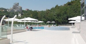 Seasonal outdoor pool, open 9:00 AM to 8:00 PM, pool umbrellas - Status apartments 173 (Becici)