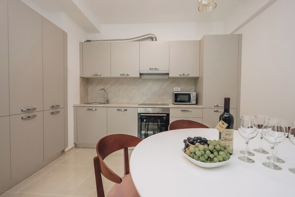 Huoneisto, 2 makuuhuonetta, kaupunkinäköala | Yksityinen keittiö | Jääkaappi, mikroaaltouuni, uuni, liesi