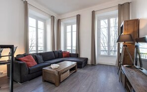 Smart TV, books - Family-Friendly Apartment in the Heart of Nice – Walk Everywhere (Nice)