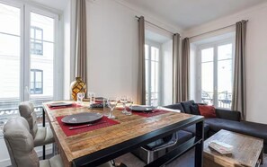 Dining - Family-Friendly Apartment in the Heart of Nice – Walk Everywhere (Nice)