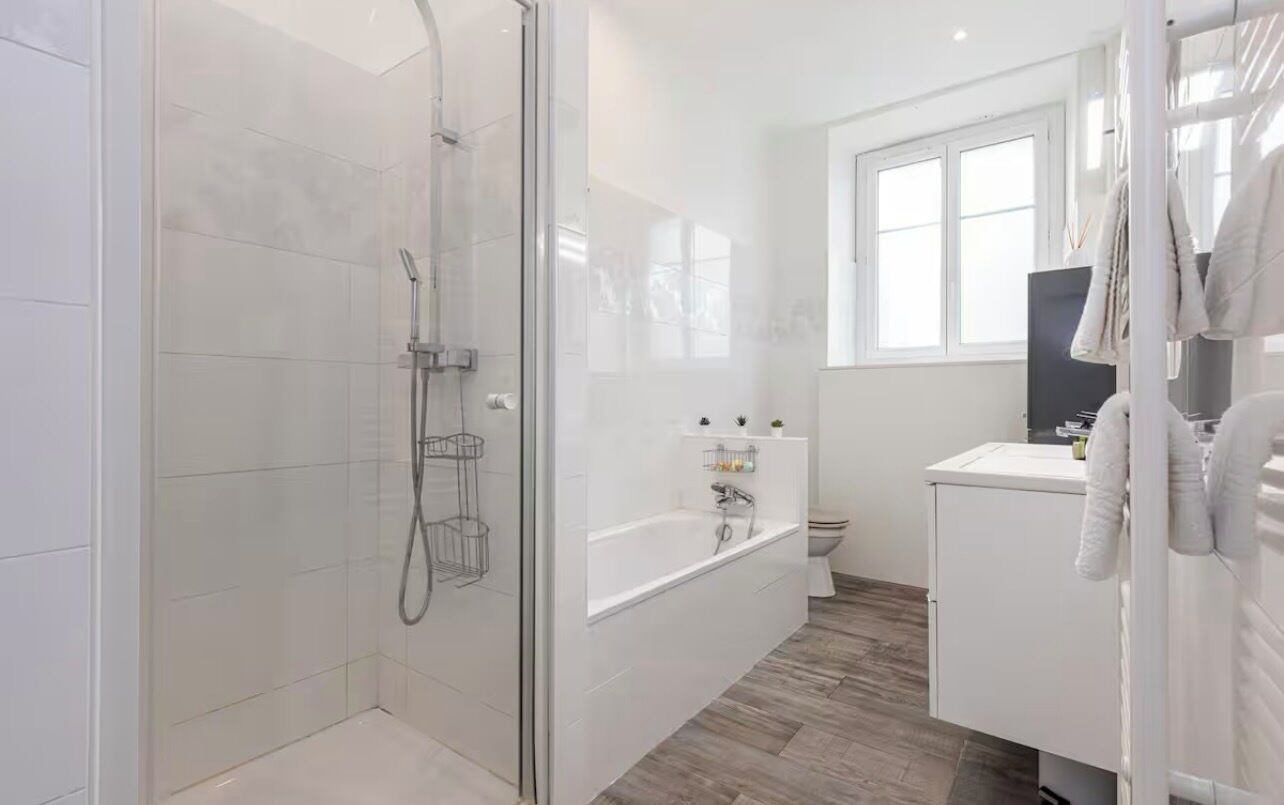 Sèche-cheveux, serviettes fournies, savon, shampoing