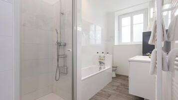 SĂšche-cheveux, serviettes fournies, savon, shampoing