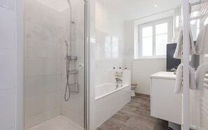 مجففات شعر، مناشف، صابون، شامبو