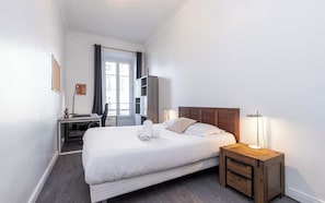 2 slaapkamers, een bureau, een strijkplank/strijkijzer, gratis wifi