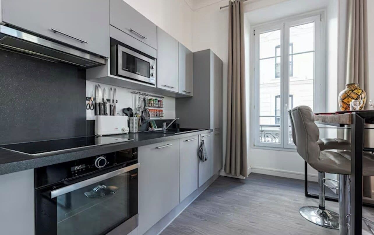 Microwave, oven, dishwasher, coffee/tea maker