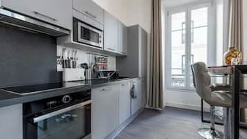 Microwave, oven, dishwasher, coffee/tea maker