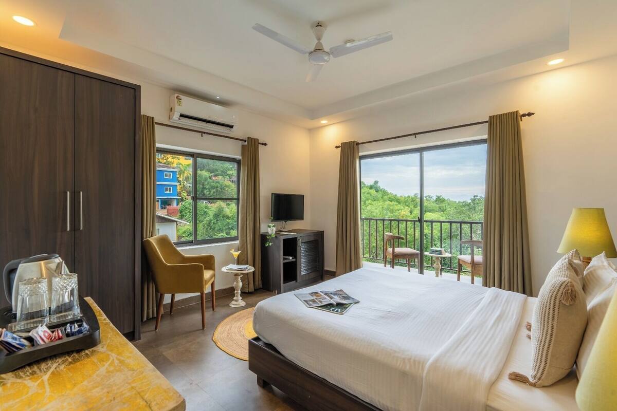 Deluxe Double or Twin Room, Hill View | Desk, laptop workspace, free WiFi