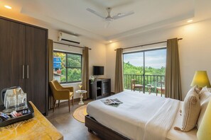 Kamar Double atau Twin Deluks, pemandangan bukit | Meja kerja, ruang kerja ramah laptop, dan Wi-Fi gratis