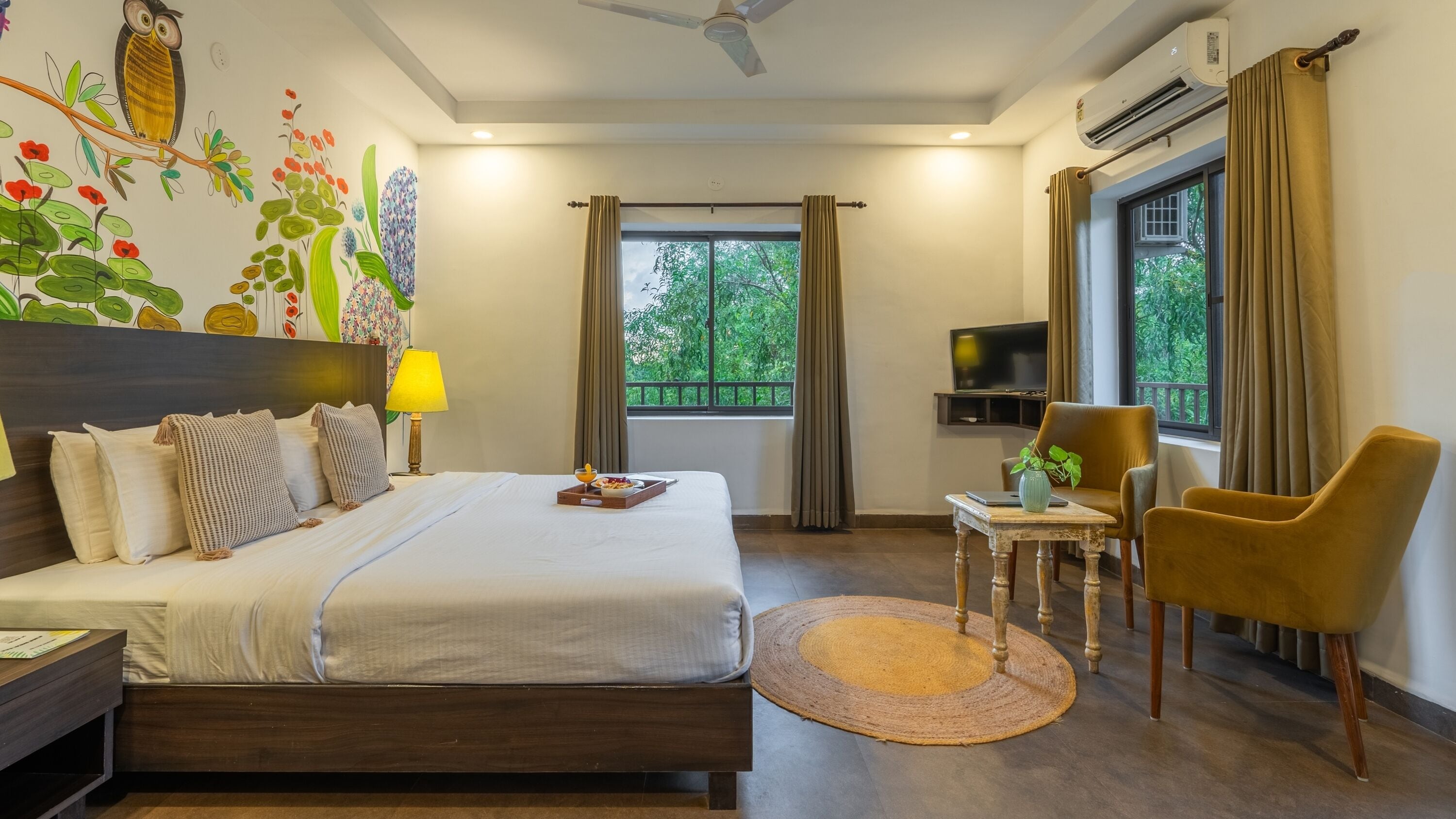 مكتب ومساحة عمل للكمبيوتر المحمول وواي فاي مجانًا