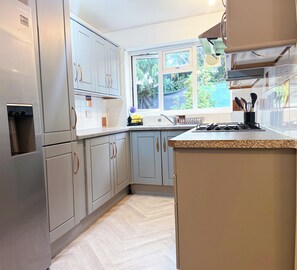 Private kitchen - Clean, Comfy & Spacious 2-Car/ Van Driveway Home (Birmingham)