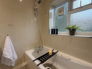 Hair dryer, towels, soap, toilet paper - Clean, Comfy & Spacious 2-Car/ Van Driveway Home (Birmingham)