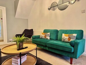 Living area - Clean, Comfy & Spacious 2-Car/ Van Driveway Home (Birmingham)