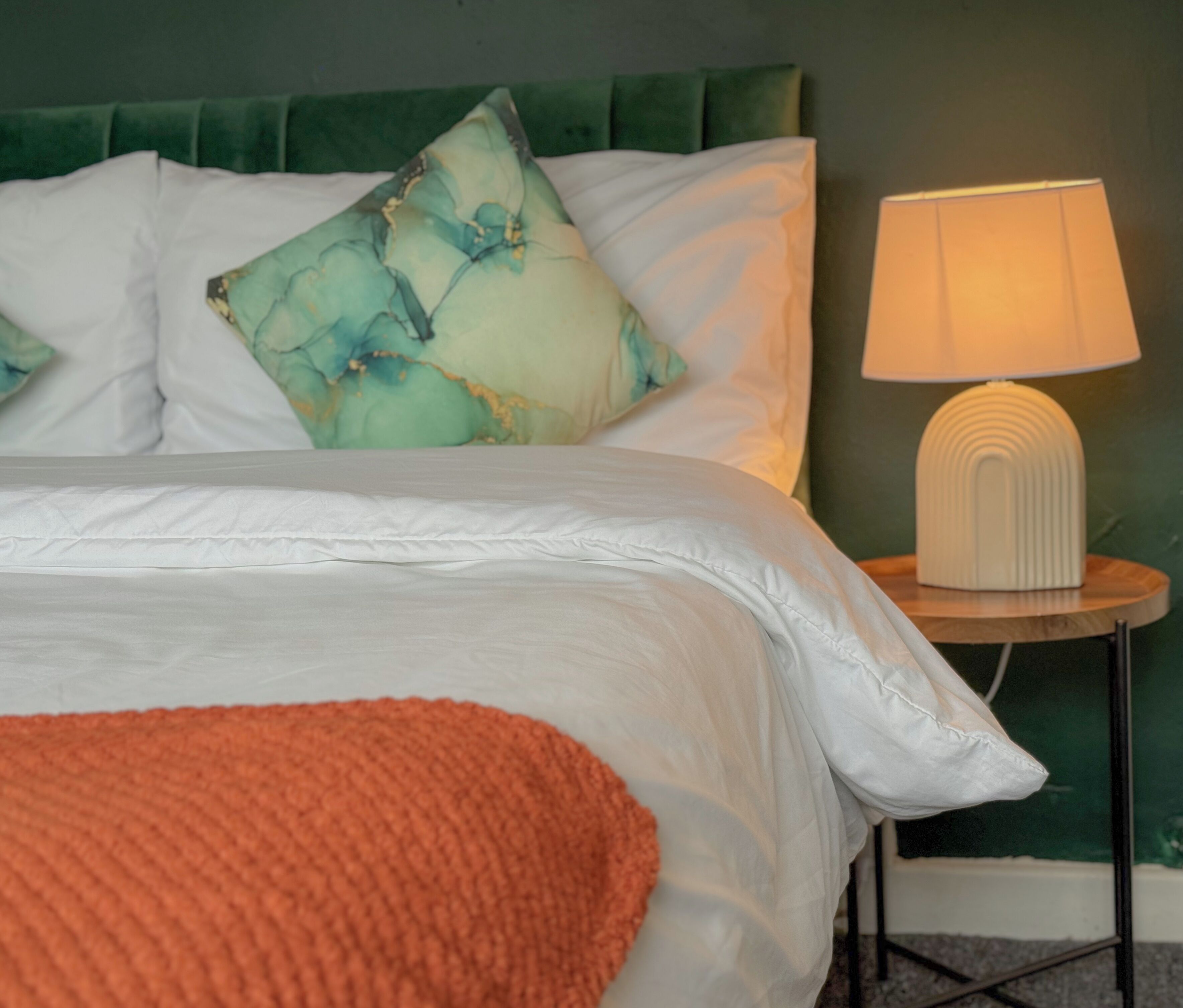 Tabla de planchar con plancha, wifi y ropa de cama 