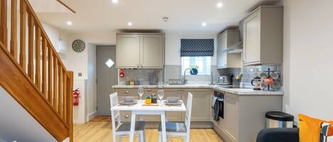 تناول الطعام داخل الغرفة