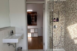 Shower, hair dryer, towels, soap - Bright designer loft with terrace in Friedrichshain (Berlin)