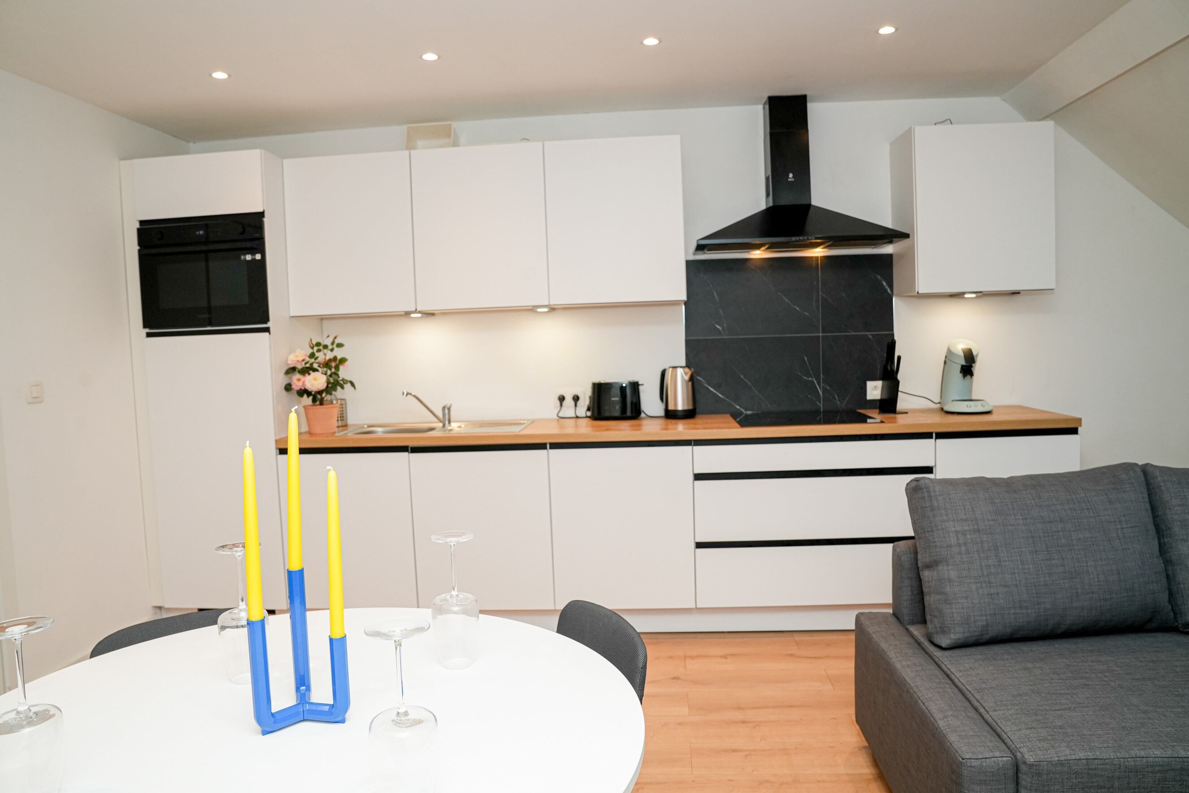 Basic Apartment | Private kitchen | Mini-fridge, oven, stovetop, cookware/dishes/utensils