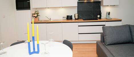 Appartamento Basic | Cucina privata | Mini-frigorifero, forno, piano cottura, pentole/stoviglie/utensili