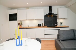 เบสิกอพาร์ทเมนท์ | ครัวส่วนตัว | ตู้เย็นเล็ก, เตาอบ, เตาประกอบอาหาร, เครื่องครัว/จาน/ช้อนส้อม