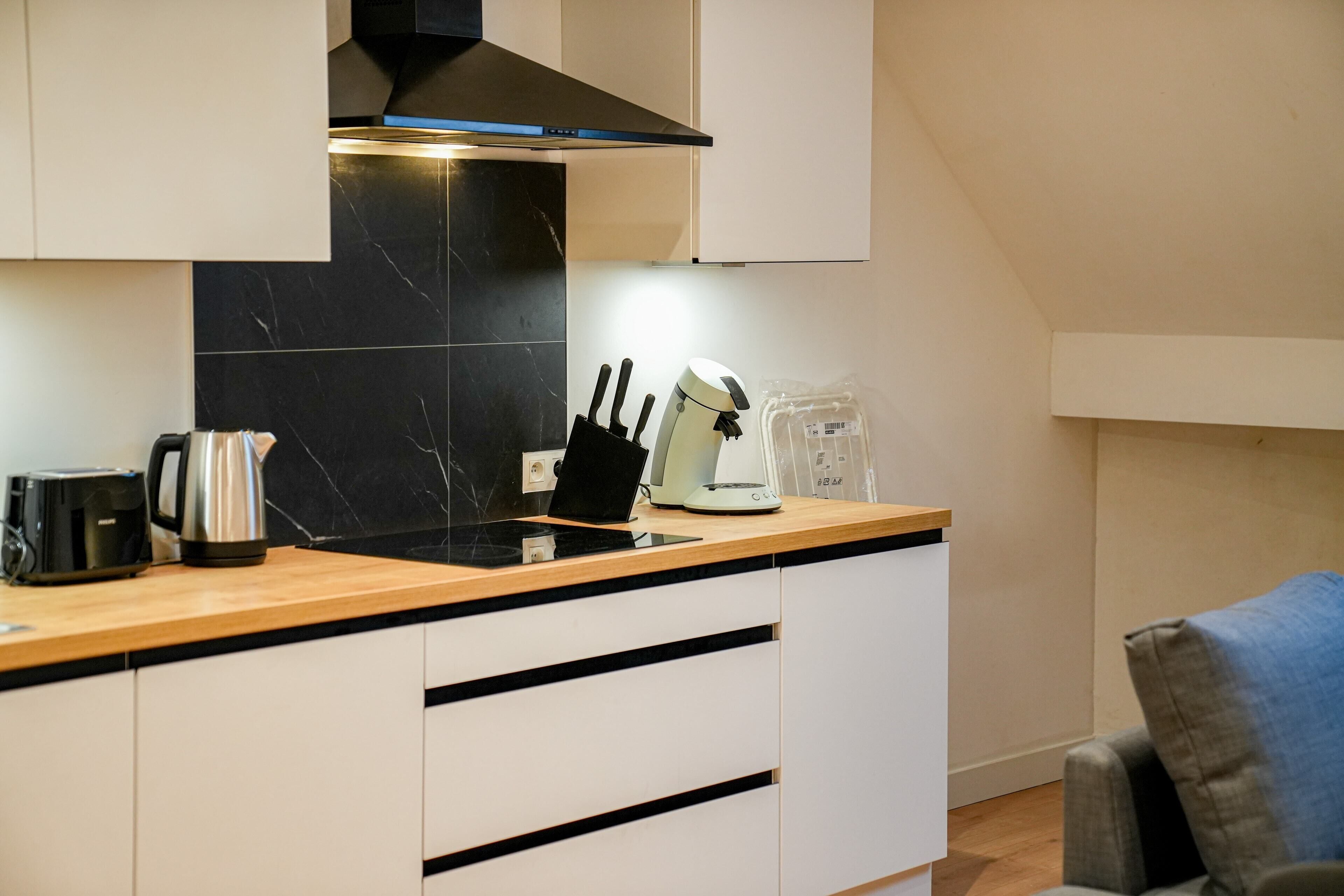 Basic-Apartment | Eigene Küche | Mini-Kühlschrank, Ofen, Herdplatte, Kochgeschirr/Geschirr/Besteck