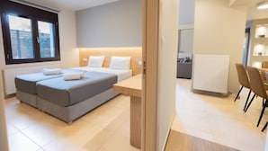 Une chambre moderne avec un lit double, des tables de chevet, un bureau et une chaise.