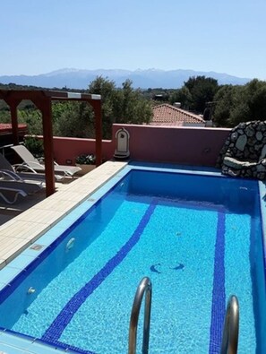 A rectangular swimming pool with blue tiles and two metal ladders. - Villa Smaro With Private Pool (Chania)
