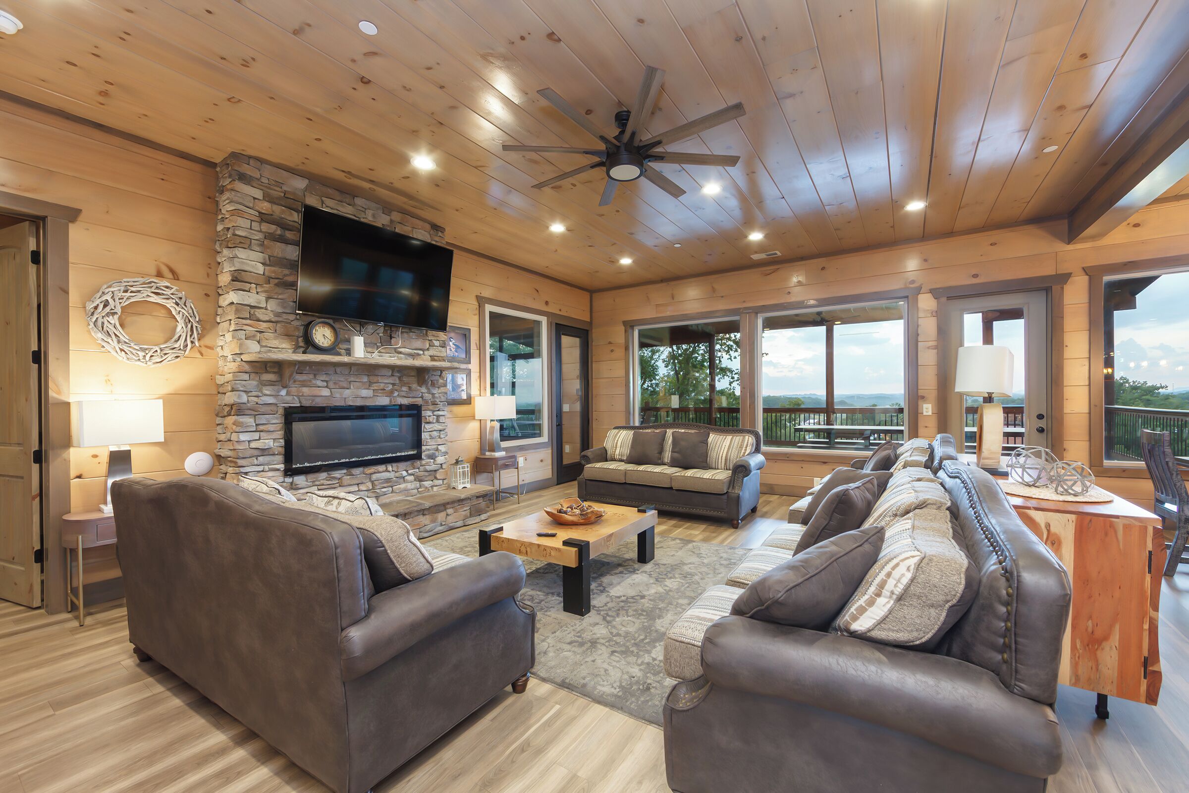 Smart TV, caminetto, videogiochi