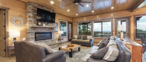 Smart TV, caminetto, videogiochi