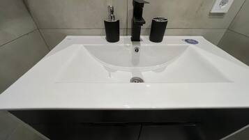 Secador de pelo, toallas, jabón, papel higiénico